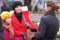 Członkowie FMS rozdawali biało-czerwone flagi