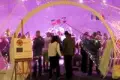 Świetne rzeźby pod nowoczesnym namiotem
