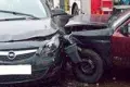 Zderzenie dwóch aut w Wykrotach, dwie osoby ranne