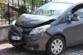 Zderzenie Toyoty z Mercedesem koło targowiska