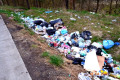 Śmieci przy drodze wojew&oacute;dzkiej