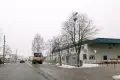 Przy Baderze po interwencji sprzątają, chodnik na moście nadal zaniedbany