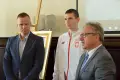 Mateusz Tofil uhonorowany przez Piotra Romana