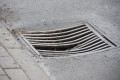 Wybrakowana kratka kanalizacyjna przy Ogrodowej