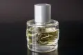 Bezdomny ukradł perfumy, szarpał się z ochroniarzem. Uciekając, wybił szybę