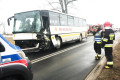 Zderzenie autobusu PKS z ciężar&oacute;wką koło Nowogrodźca &ndash; ranny kierowca