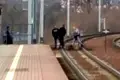 Skakali sobie po torach. Na chwilę przed przyjazdem pociągu