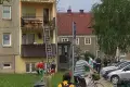 Kobieta potknęła się na balkonie i uderzyła głową o posadzkę, ratowali ją strażacy