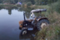 Mężczyzna został potrącony przez traktor, kt&oacute;ry zsunął się do stawu