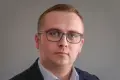 Mec. Kasprzyk pomaga ojcu, chroniącemu syna przed niedoszłą zabójczynią dziecka