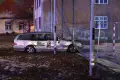 Osobówka staranowała ogrodzenie i wpadła na boisko budowlanki