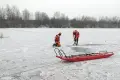 Pod poszkodowanym załamał się lód. Strażackie ćwiczenia za Mrówką