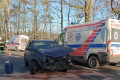Golf wjechał w ambulans. 25-latek ranny