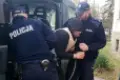 Złodziej bankomatowy miał broń. Usłyszał zarzuty, nie wydał kompanów