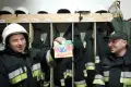Nowogrodzieccy strażacy w remizie... czytają bajki dla dzieci