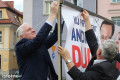 Jarosław Gowin zawiesił plakat Andrzeja Dudy na skwerze w Rynku
