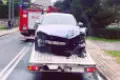 Przewoził na lawecie auto, z którego się dymiło. Zauważyli to strażacy i interweniowali