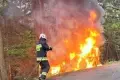 Pijany kierowca wjechał w pieszych, a potem w drzewo. Auto stanęło w ogniu