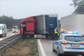 Tir przewożący 24 tony nawozu przebił bariery. A4 odblokowana