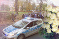 Bukiet białych r&oacute;ż dla bolesławieckiej policji. Podziękowanie za profesjonalizm