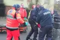 Chciał się rzucić z dachu. Uratowali go strażak i policjanci