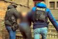 Oszust kradnący „na policjanta” zatrzymany. Wyłudził od kobiety 40 tys. zł i biżuterię
