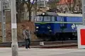 Złamał przepisy, szedł tuż przed jadącym pociągiem