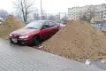 Okopany Renault przy Starzyńskiego