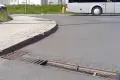 Niebezpieczna dziura po brakującej kratce przed przejazdem na Modłowej