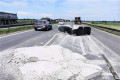 Niebezpieczne zdarzenie na A4. Na drogę spadł&hellip; betonowy blok