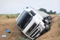 A4: tir wylądował w rowie, bo… kierowca zasnął za kierownicą