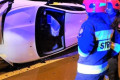 Nocna akcja służb na rozwidleniu A4 i A18. Auto wylądowało na boku