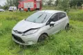 Wypadek koło Kozłowa, ford wypadł z drogi. Jedna osoba ranna