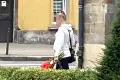 Żenujące. Zabrała Powstańcom biało-czerwoną wiązankę kwiatów