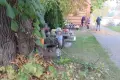 Mieszkańcy Nowogrodźca, w tym strażacy, uprzątnęli lokalny cmentarz