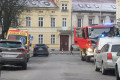 Akcja straży pożarnej, policji i ratownik&oacute;w medycznych przy ulicy Opitza