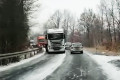Trudne warunki na niekt&oacute;rych drogach regionu &ndash; ciężar&oacute;wki ślizgają się na podjazdach