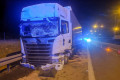Scania uderzyła w bariery na A4. 55-latek trafił do szpitala