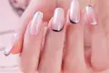French manicure nieco inaczej – jakie lakiery hybrydowe wybrać do odwróconego frencha?