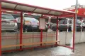 Demolowania ciąg dalszy. Tym razem rozbita została szyba przystankowa przy Jeleniogórskiej