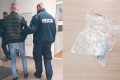 Zaatakował policjantki, groził policjantowi, zniszczył radiow&oacute;z. 30-latek wpadł z dragami