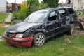 Rozwalił ogrodzenie, wpadł na posesję i uszkodził inny samochód