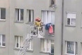 O mało nie spadł z 8 piętra na ziemię. Akcja strażak&oacute;w przy wieżowcu na Staroszkolnej