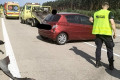Kolizja na A4, auto wjechało w bariery
