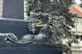 Ktoś umieścił rower miejski na pomniku Kutuzowa