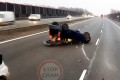 A4: Zajechała drogę audi, fiat dachował. Cud, że nie doszło do tragedii. WIDEO