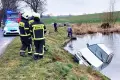 Poranną jazdę Volkswagenem zakończył w stawie