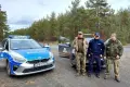 Policjanci i strażnicy leśni wspólnie patrolują lasy