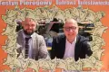 Walka PO z PiS to tylko teatrzyk? Posłowie koalicji i opozycji uśmiechnięci na wspólnym zdjęciu