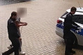 Napadł z maczetą i nożem na bolesławieckich policjant&oacute;w. Chciał ochronić poszukiwaną oszustkę. WIDEO